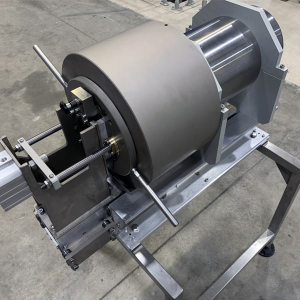 Bayonet closure high pressure testing vessel
