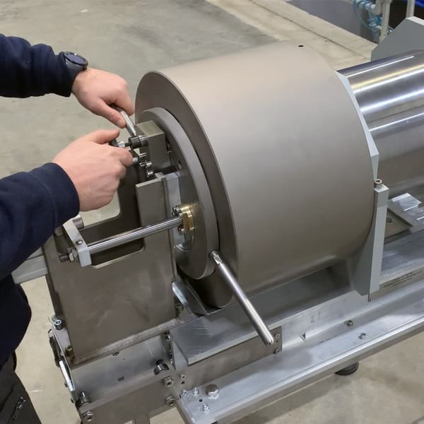 Bayonet closure high pressure testing vessel