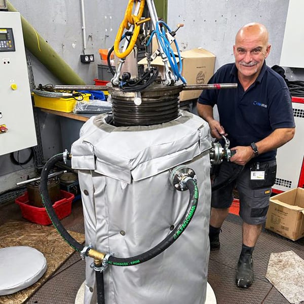 Hyperbaric pressure test chamber with temperature control